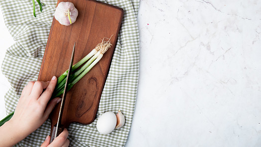 Dřevěné nebo plastové kuchyňské prkénko? Přinášíme jejich porovnání, volte důmyslně