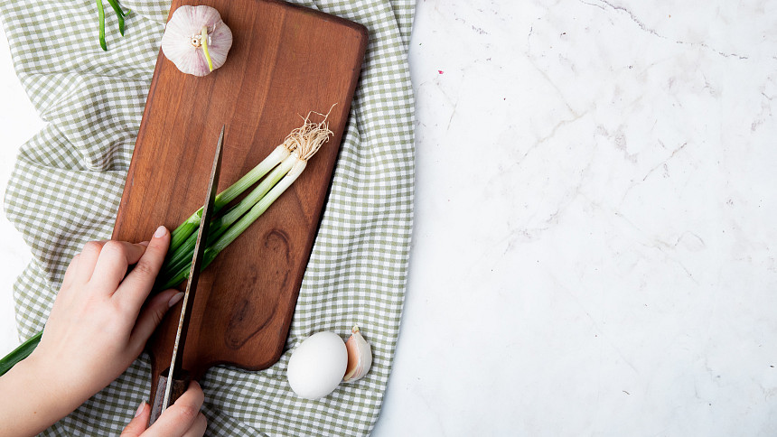 Dřevěné nebo plastové kuchyňské prkénko? Přinášíme jejich porovnání, volte důmyslně
