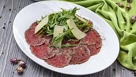 Jak nakrájet hovězí maso na carpaccio? Díky malé vychytávce to půjde snadno