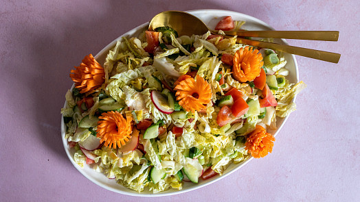 Jak připravit jarní salát? Křupavou přílohu s ředkvičkami zvládnete podle videa