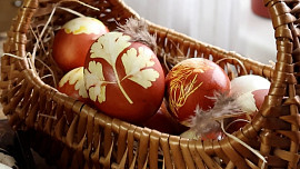 Přírodní barvení vajíček: Prozradíme, jak na přirozený vzhled i krásné jarní motivy