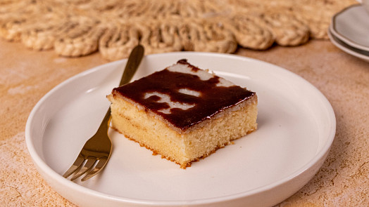 Moučník na neděli: Buchtu z nebes s kokosovým krémem a čokoládovou polevou si zamilujete