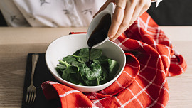 Co je to balzamikový ocet a na co se používá? Využijete ho ve slané i sladké kuchyni