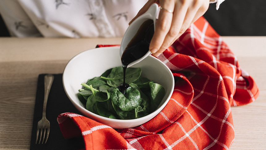 Co je to balzamikový ocet a na co se používá? Využijete ho ve slané i sladké kuchyni