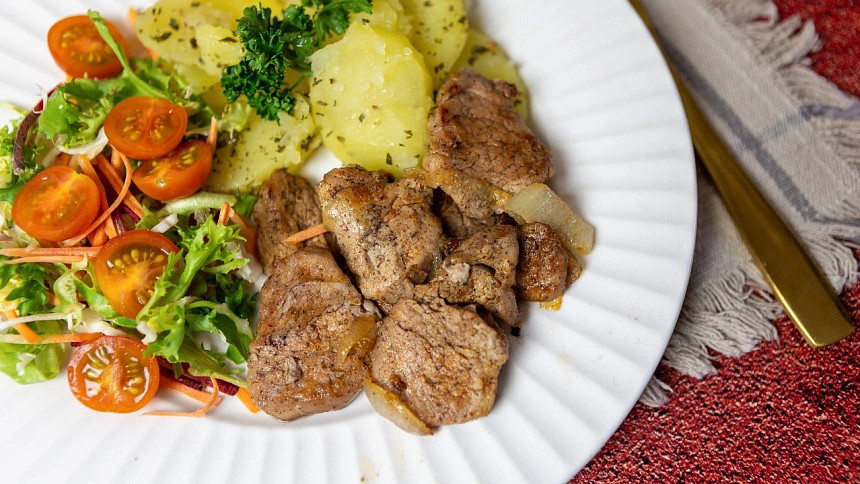 Proč maso ztvrdne při smažení? Odpověď je jednoduchá – stejně jako řešení problému