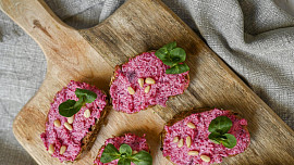 Pomazánka z lučiny a červené řepy: Připravte chutné pohoštění výrazné barvy