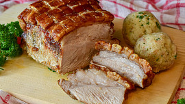 Jak upéct vepřové maso v troubě? Poradíme, jaké kroky dodržet k dokonalé pečínce