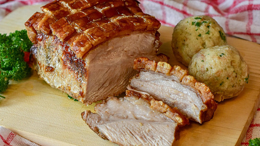 Jak upéct vepřové maso v troubě? Poradíme, jaké kroky dodržet k dokonalé pečínce