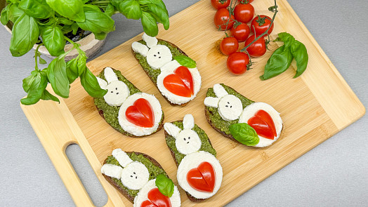 Jak udělat zajíčky z mozzarelly na trávě z pesta? Děti zajásají nad veselou svačinkou