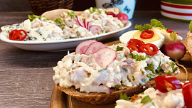 15 receptů na jarní pomazánky: Patří do nich ředkvičky, pažitka i medvědí česnek