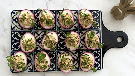 Stylové pohoštění pro koledníky: Zkuste podle videa přírodně barvená vejce s tuňákem