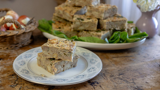 Velikonoce u babičky: Velikonoční hlavička je plná masa, vajec a čerstvých bylinek