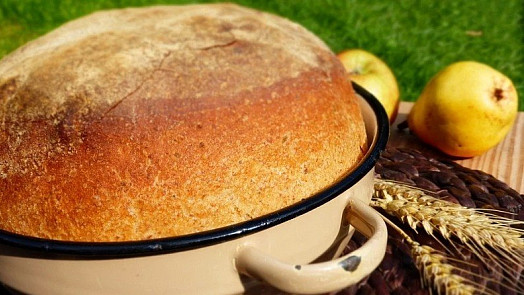 Čím a jak potírat chleba před pečením? Většinu z používaných surovin máte doma