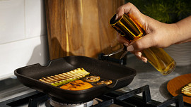 Proč mít v kuchyni olej ve spreji? Šikovný pomocník pomůže při pečení i smažení