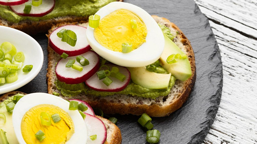 Časté chyby při vaření vajec: Jak předejít prasknutí skořápky nebo zelenému žloutku?