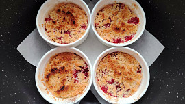 Crumble z remosky chutná stejně jako pečený v troubě, ale díky remosce ušetříte