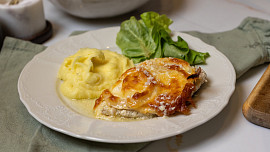 Jak připravit farářské řízky? Zapečené s cibulkou a sýrem chutnají neodolatelně