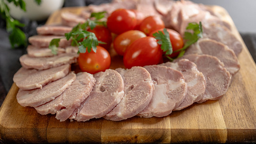 Jak udělat vepřovou šunku? S pomocí videonávodu ji připravíte pouze ze 3 surovin