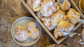 Jak tvarovat jidáše? Medové pečivo ve svých tvarech skrývá velikonoční symboliku