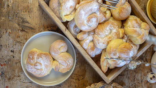 Jak tvarovat jidáše? Medové pečivo ve svých tvarech skrývá velikonoční symboliku
