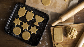 Jak sundat cukroví a koláčky z plechu? Pomůckami, které má každý z nás běžně doma