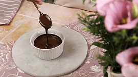 Jak rozpustit čokoládu ve vodní lázni? Podle videonávodu to zvládnete bez obtíží