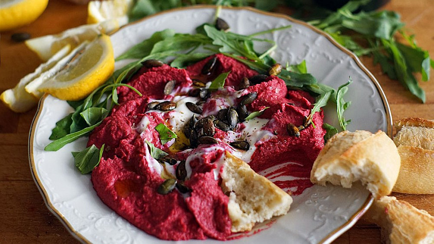 Hummus je populární pomazánka plná bílkovin. Vychutnejte si ji v atraktivních barvách