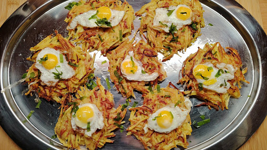 Bramborová hnízda: Křupavé smažené placičky z brambor, plněné různými náplněmi