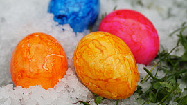 Jak barvit velikonoční vajíčka kurkumou? Získáte krásnou a intenzivní barvu