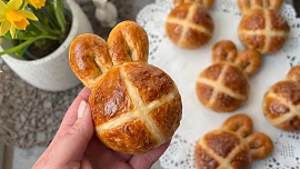 Hot cross buns a jejich roztomilá velikonoční varianta: Zkuste tradiční britské pečivo
