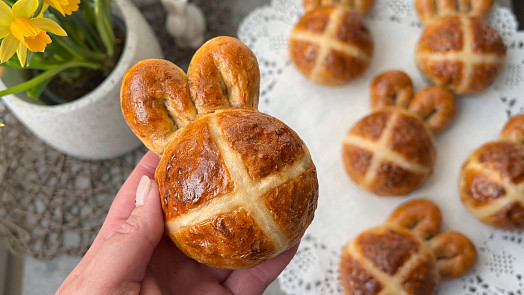 Hot cross buns a jejich roztomilá velikonoční varianta: Zkuste tradiční britské pečivo