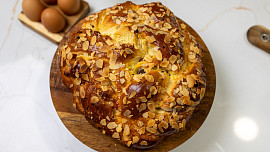 Jak zaplést velikonoční mazanec z kynutého těsta? Sváteční pečivo tentokrát netradičně