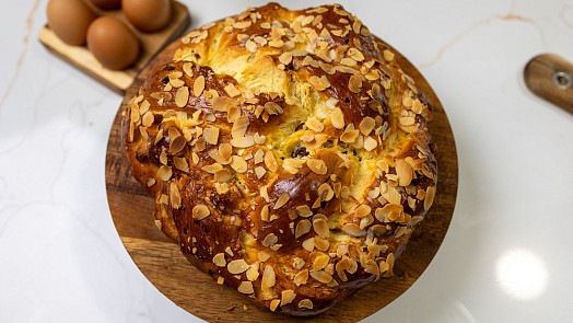 Jak zaplést velikonoční mazanec z kynutého těsta? Sváteční pečivo tentokrát netradičně