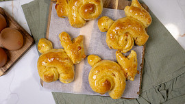 Jak tvarovat velikonoční zajíčky z kynutého těsta? Veselé motivy jsou snadné podle videa