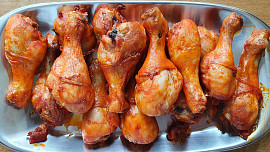 Kuřecí paličky jsou oblíbené jídlo, které můžete proměnit na vtipné a originální slepičky