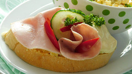 Jak udělat nejlepší bramborovou pomazánku na obložené chlebíčky? Podle videa snadno