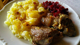 Jak připravit kůzlečí pečeni s česnekem? Báječně se hodí k velikonočnímu hodování