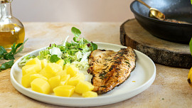 Jak udělat pstruha na másle s bylinkami? Získáte chuťově dokonalý oběd za pár korun