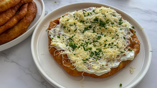 Jak na nejlepší domácí langoše? Podle videa budou nadýchané a lepší než ze stánku