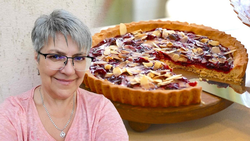 Mazurek je polský velikonoční koláč, který vypadá jako obraz z rozinek a ořechů