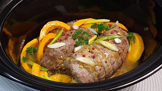 Které maso je nejlepší na pečení? Vhodnými kandidáty jsou části prorostlé tukem