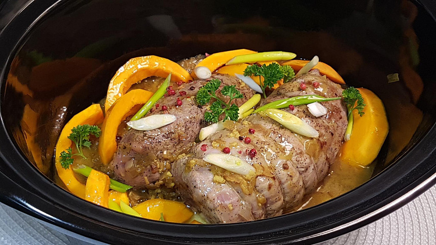 Které maso je nejlepší na pečení? Vhodnými kandidáty jsou části prorostlé tukem