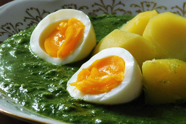 Špenát, brambory a vařené vajíčko