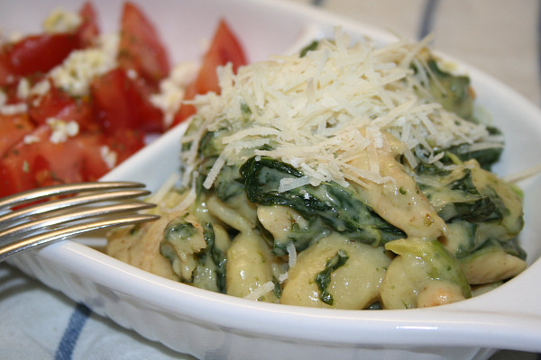 Špenát, gnocchi a kuřecí maso