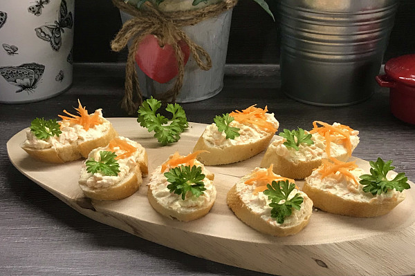 Pohoštění s mrkvovou pomazánkou