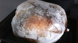 Pečení v sáčku má mnoho výhod. Šťavnaté maso je připravené dříve než v troubě