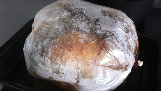 Pečení v sáčku má mnoho výhod. Šťavnaté maso je připravené dříve než v troubě