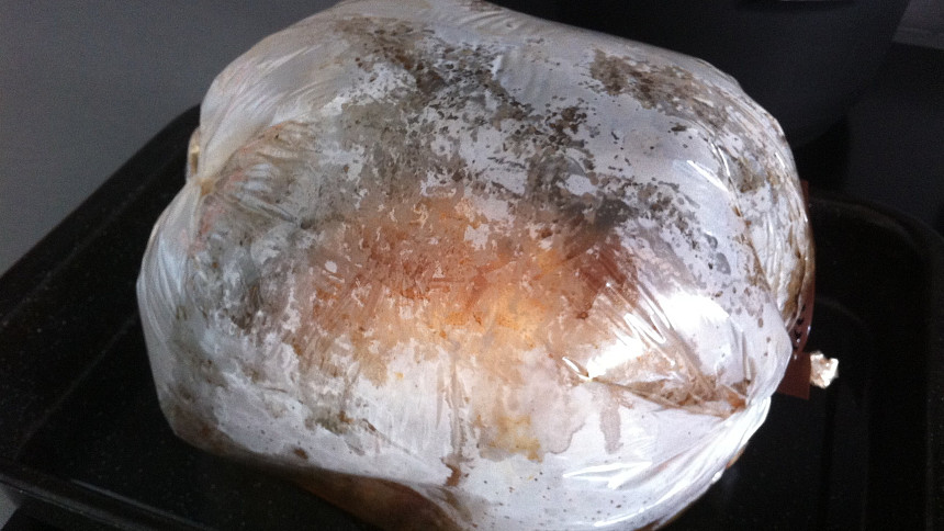 Pečení v sáčku má mnoho výhod. Šťavnaté maso je připravené dříve než v troubě