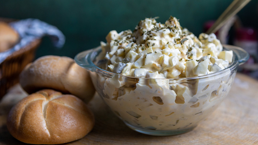 Nejlepší vajíčkový salát podle našich babiček: Chutná s vekou nebo rohlíkem a patří k jaru