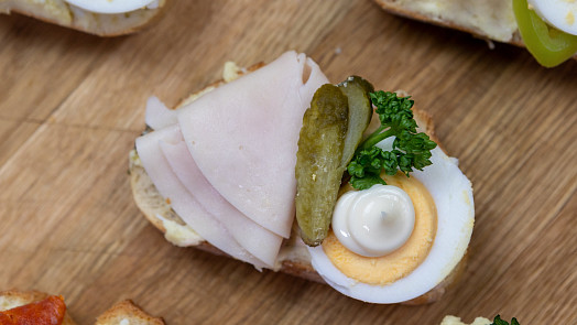 Jakou zvolit šunku na chlebíčky? Tajemství tkví v kvalitě i ve správném nařezání